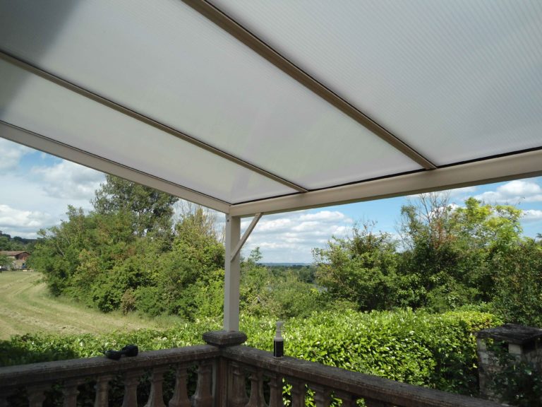 Couverture de terrasse surplombant la campagne