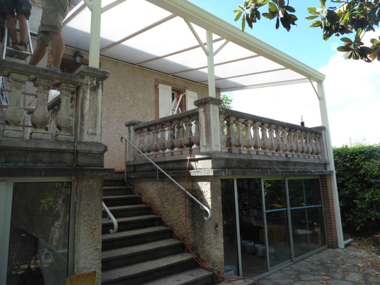 Couverture au-dessus d'une terrasse d'étage et de son escalier