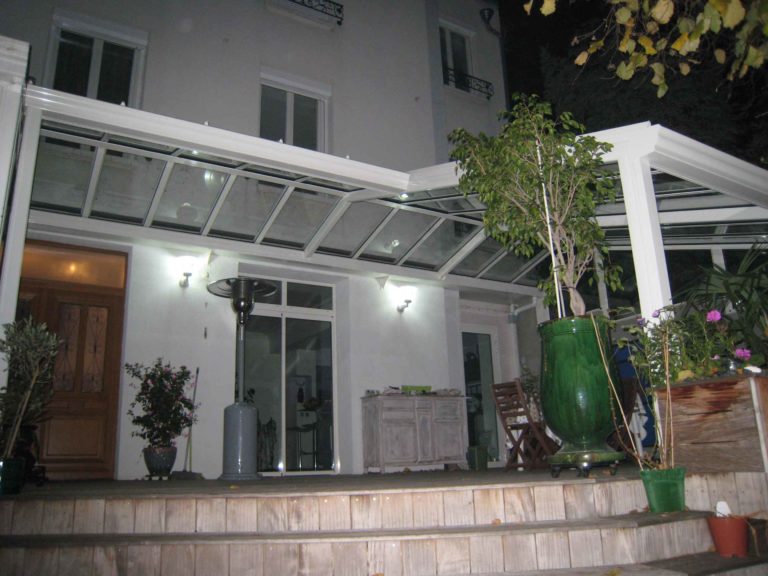 Couverture blanche éclairée au-dessus d'une terrasse surélevée