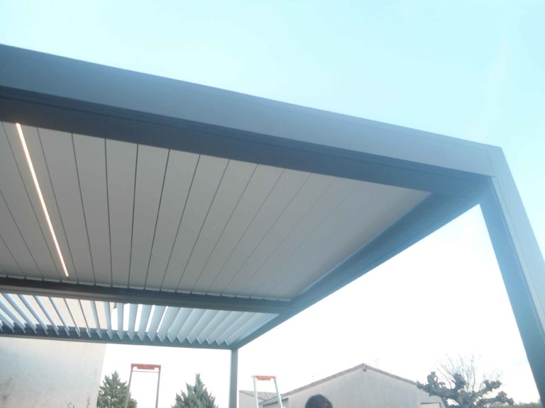 Lames orientables d'une pergola anthracite vues de dessous