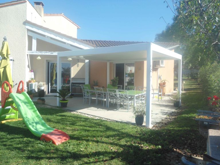 Pergola blanche adossée au-dessus d'une terrasse familiale