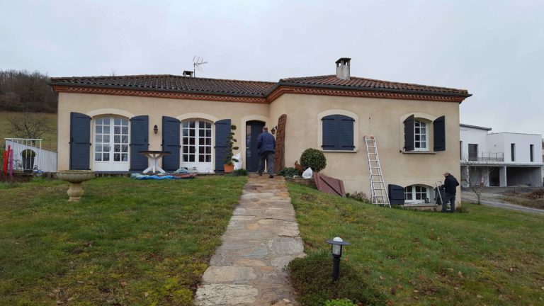 Maison de plain-pied aux volets bleus