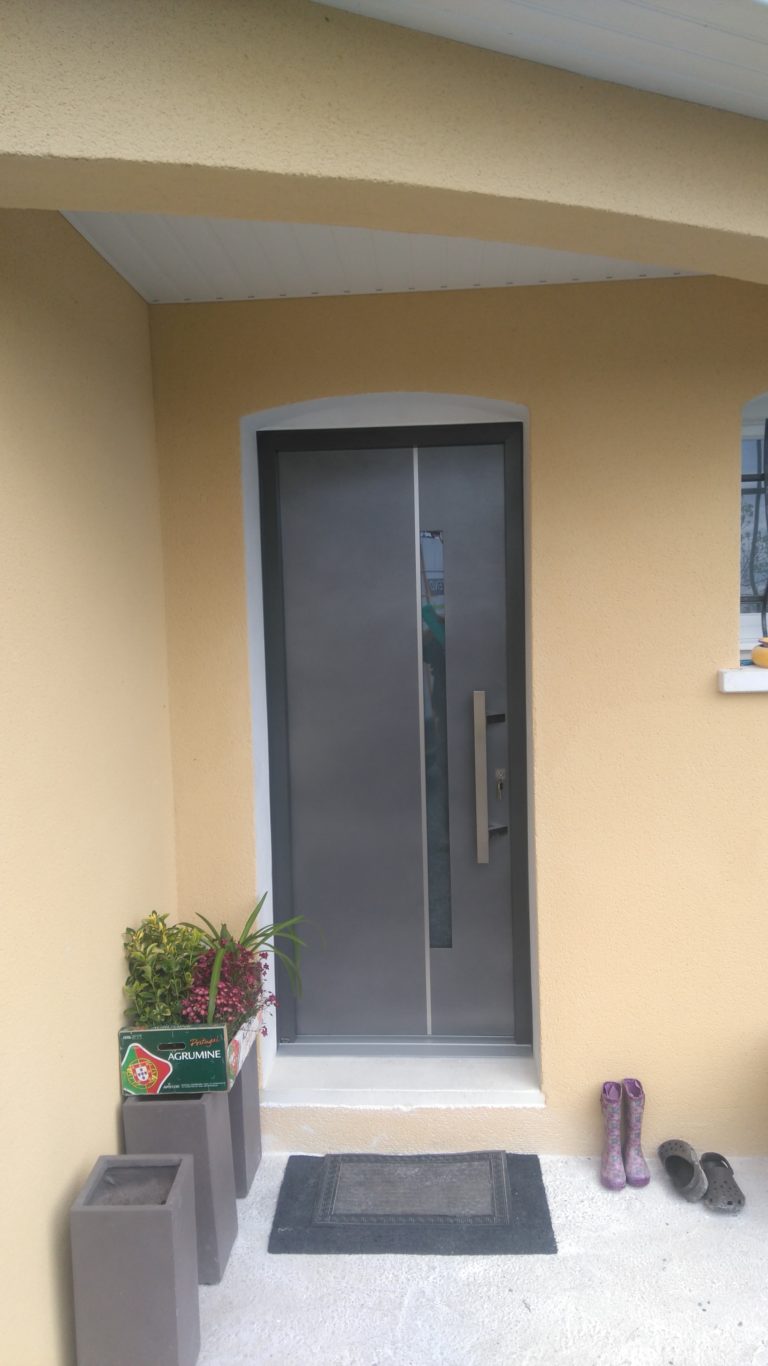 Porte d'entrée gris clair vitrée sur maison enduite