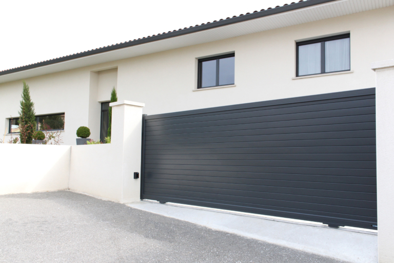 Portail battant anthracite plein, photo La Toulousaine