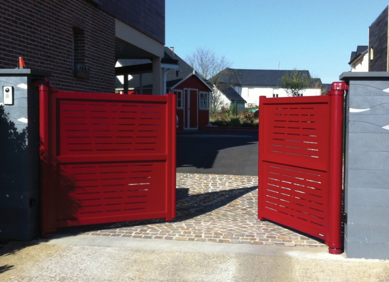 Portail rouge à motif, photo La Toulousaine