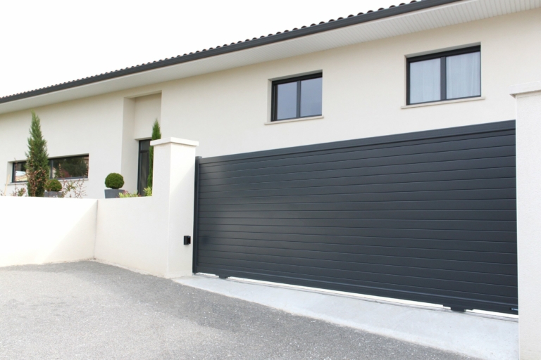 Portail coulissant anthracite plein, photo La Toulousaine