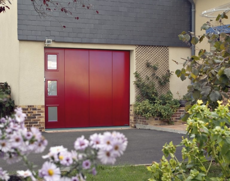 Porte de garage laquée rouge à hublots, photo La Toulousaine