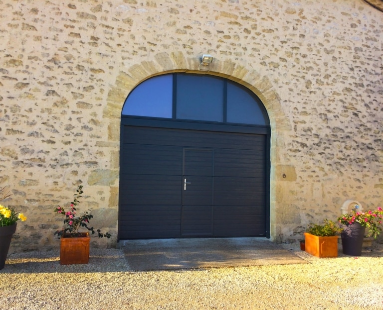 Porte de garage rainurée avec portillon, photo La Toulousaine