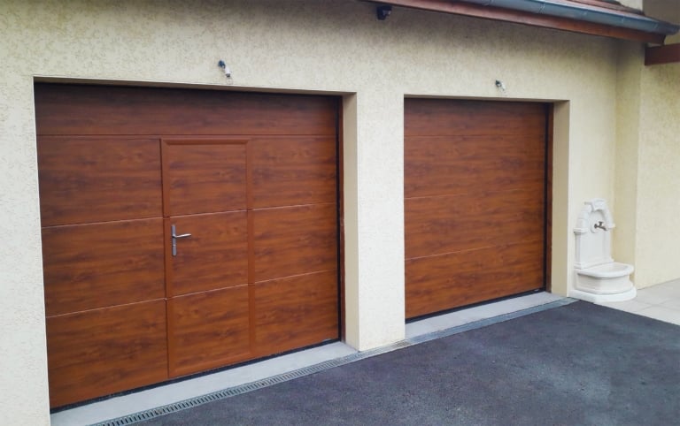 Porte de garage chêne doré avec portillon, photo La Toulousaine