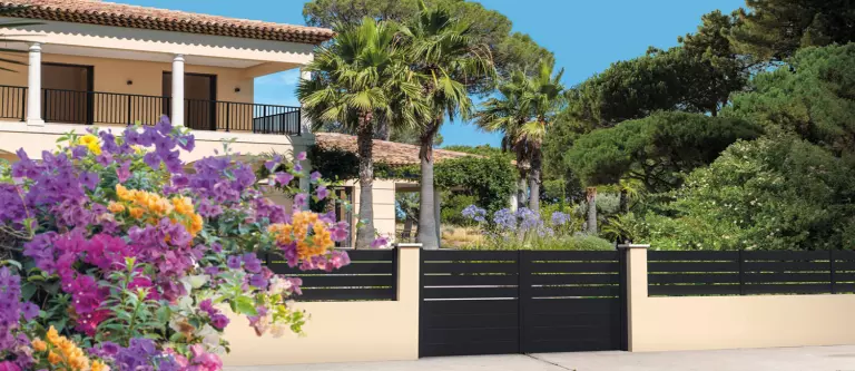 Portail et clôture en aluminium anthracite devant une maison