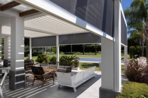 Pergola avec store Zip intégré, offrant une protection contre le soleil et les intempéries.