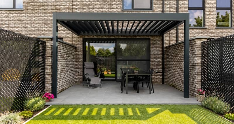 Vue de face d’une pergola B160XL Brustor avec structure en aluminium, lames orientables et design épuré.