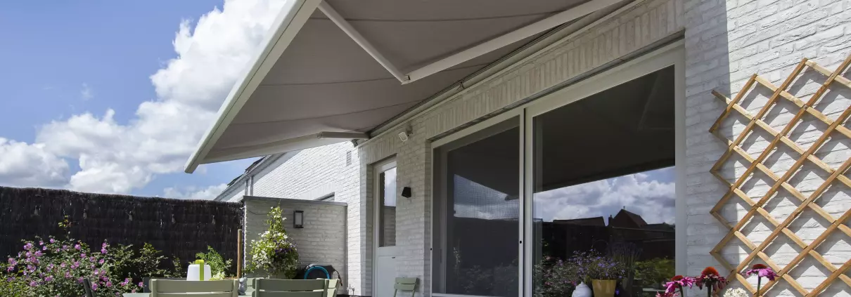 Store B25 Prestige Brustor installé sur une terrasse, offrant une protection solaire élégante et moderne.