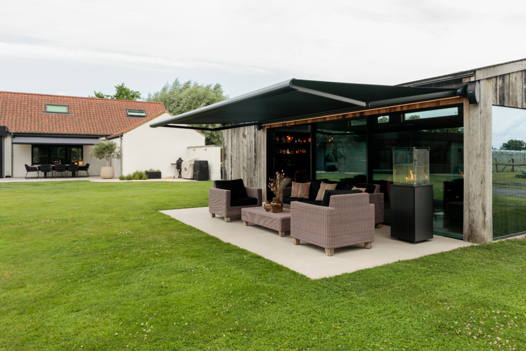 Store banne B50 déployé sur une terrasse, offrant de l'ombre et une protection solaire.