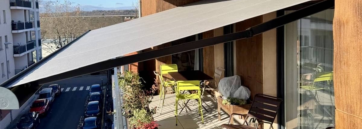 Store banne B25 ouvert, offrant de l'ombre sur un balcon.