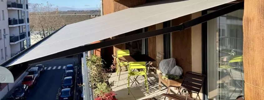 Store banne B25 ouvert, offrant de l'ombre sur un balcon.