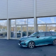 Menuiserie sur le chantier de Peugeot.