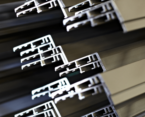 Profils en aluminium utilisés pour la fabrication de menuiseries.