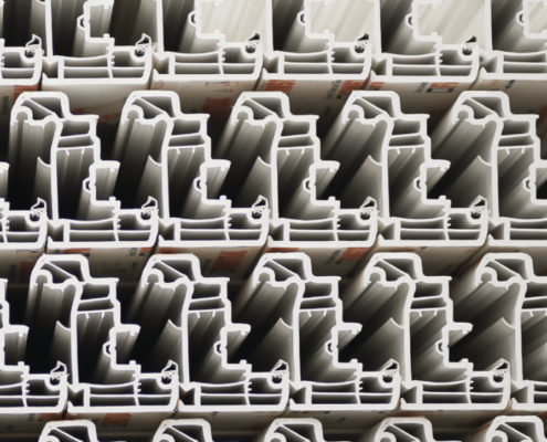 Profils en PVC blanc, empilés pour la fabrication de fenêtres et portes.