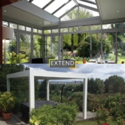 Comparaison entre une pergola et une véranda installées dans un jardin
