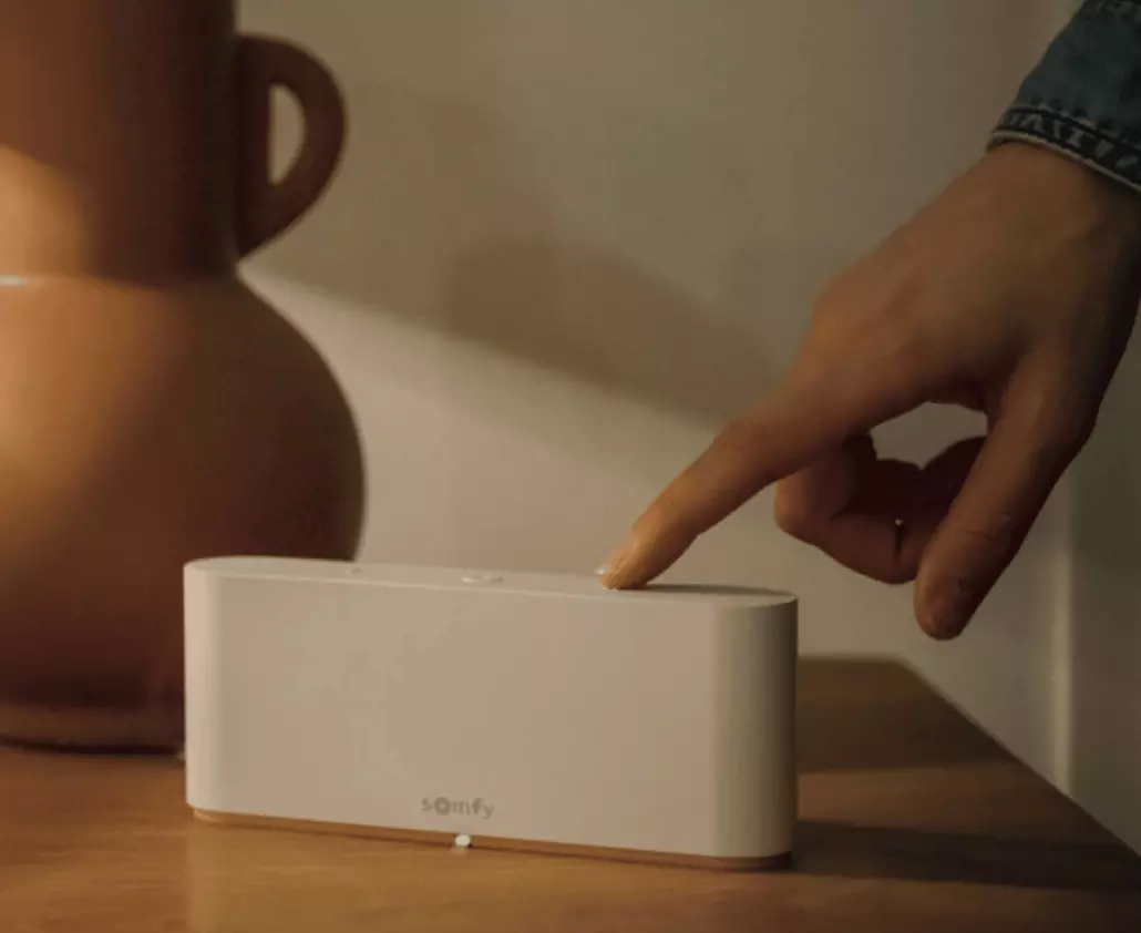 Contrôle domotique Somfy TaHoma de la marque Somfy, posé sur une table en bois
