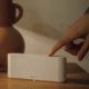 TaHoma de la marque Somfy, posé sur une table en bois