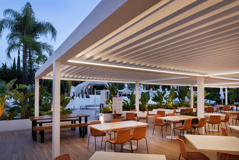 Terrasse moderne avec pergola bioclimatique avec LED intégrée