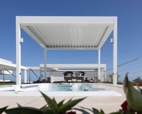 Terrasse moderne avec pergola et piscine extérieure.