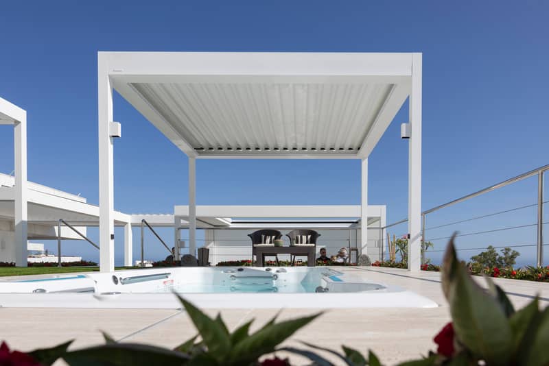 Terrasse moderne avec pergola et piscine extérieure.