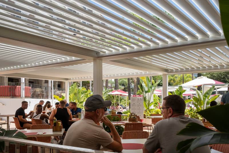 Terrasse restaurant avec pergola bioclimatique