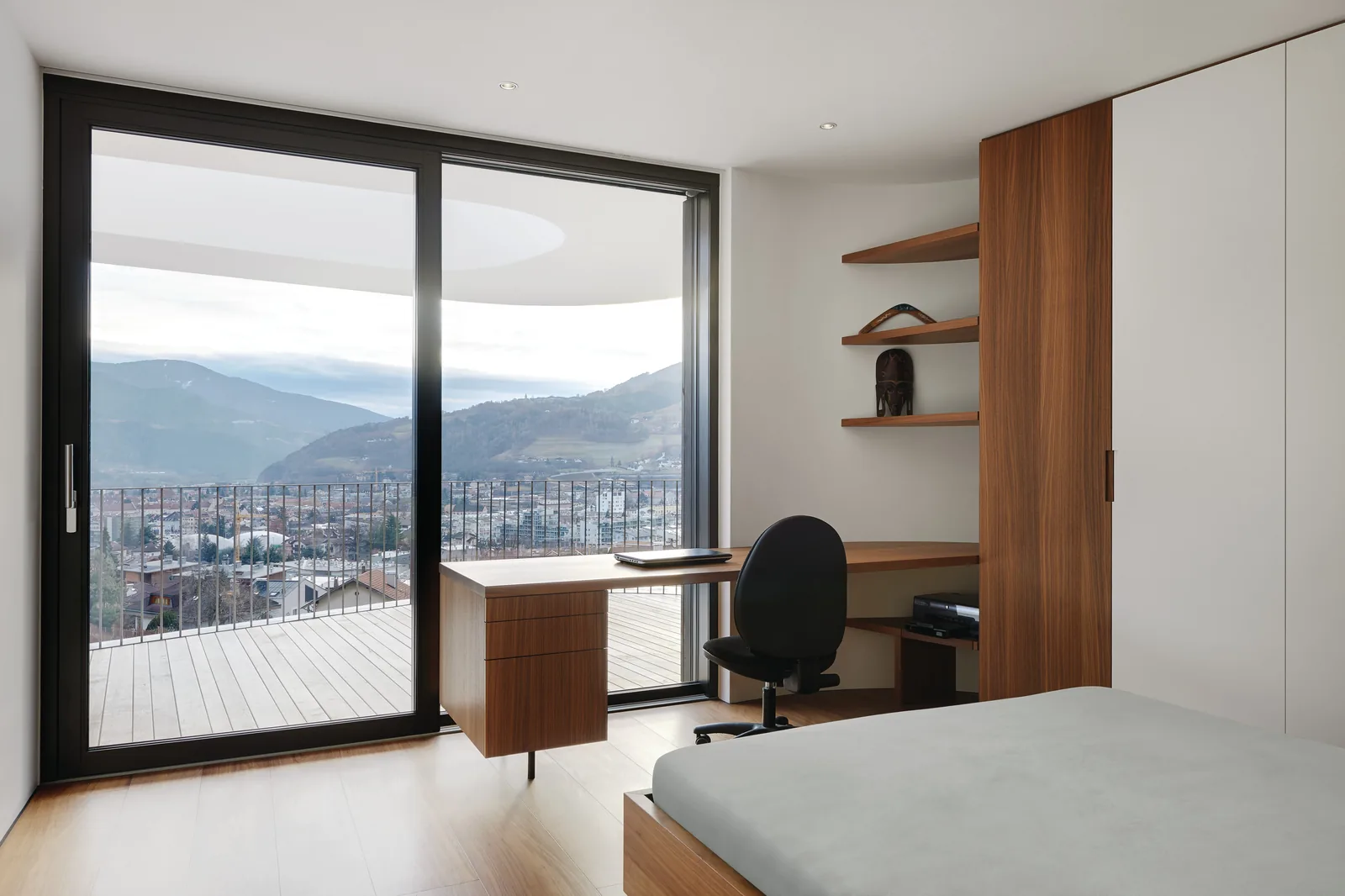 Chambre avec baie coulissante Finstral et vue sur la vallée