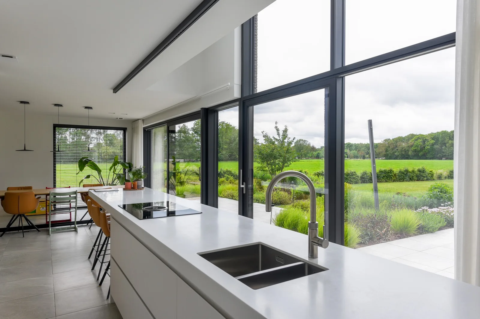 Baie vitrée XL posée par EXTEND dans une cuisine à Gaillac