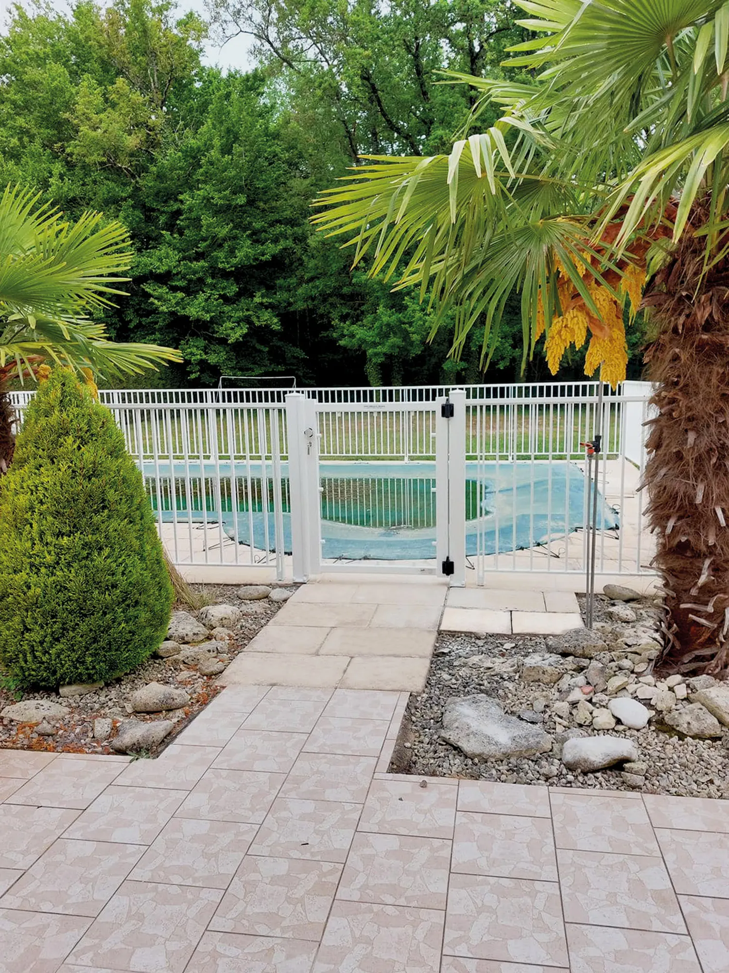 Barrière de piscine aluminium blanche avec portillon