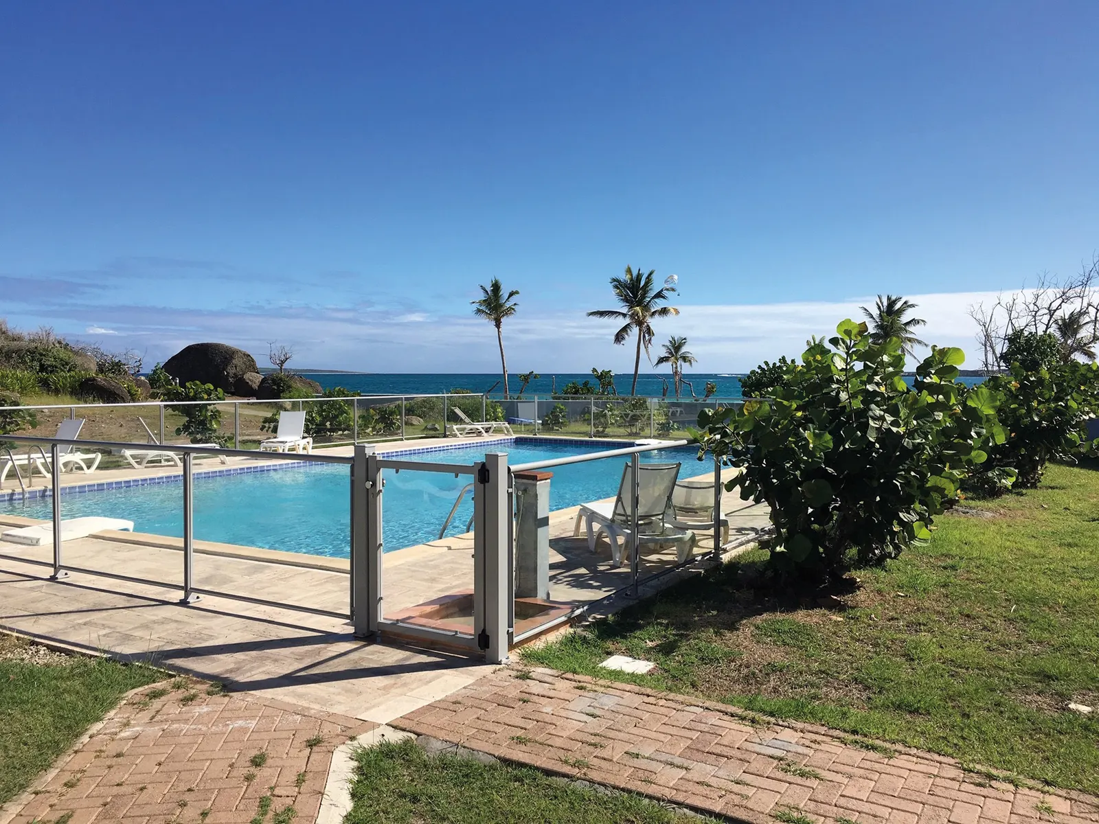 Barrière de piscine aluminium vitrée