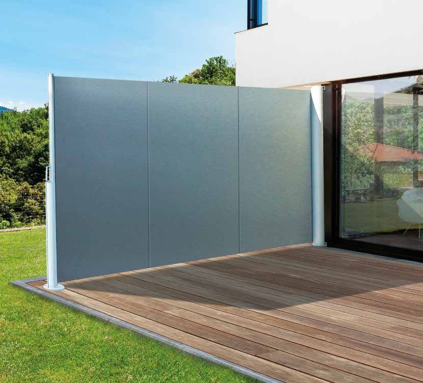 Brise-vue latéral Brustor Windblocker déroulé sur une terrasse en bois