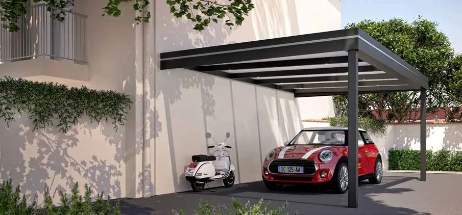 Carport aluminium adossé à un mur, une petite voiture rouge et un scooter dessous