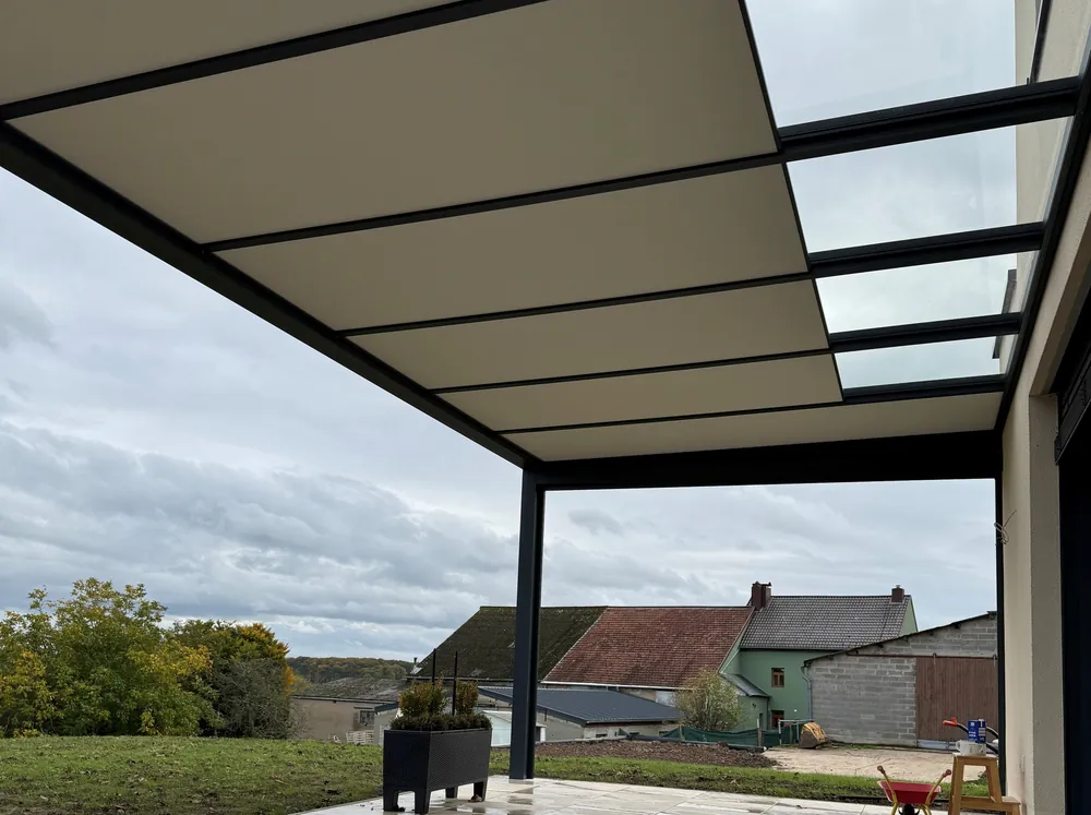 Sous-face d’un carport aluminium avec panneaux isolés et puits de lumière translucides