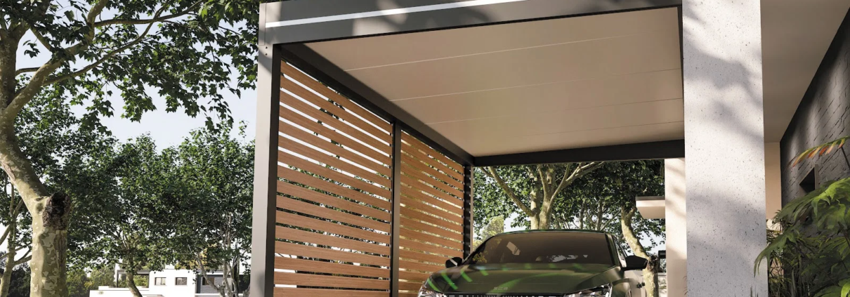Carport en aluminium à toit plat et claustra aspect bois, une voiture garée dessous, visuel du fabricant