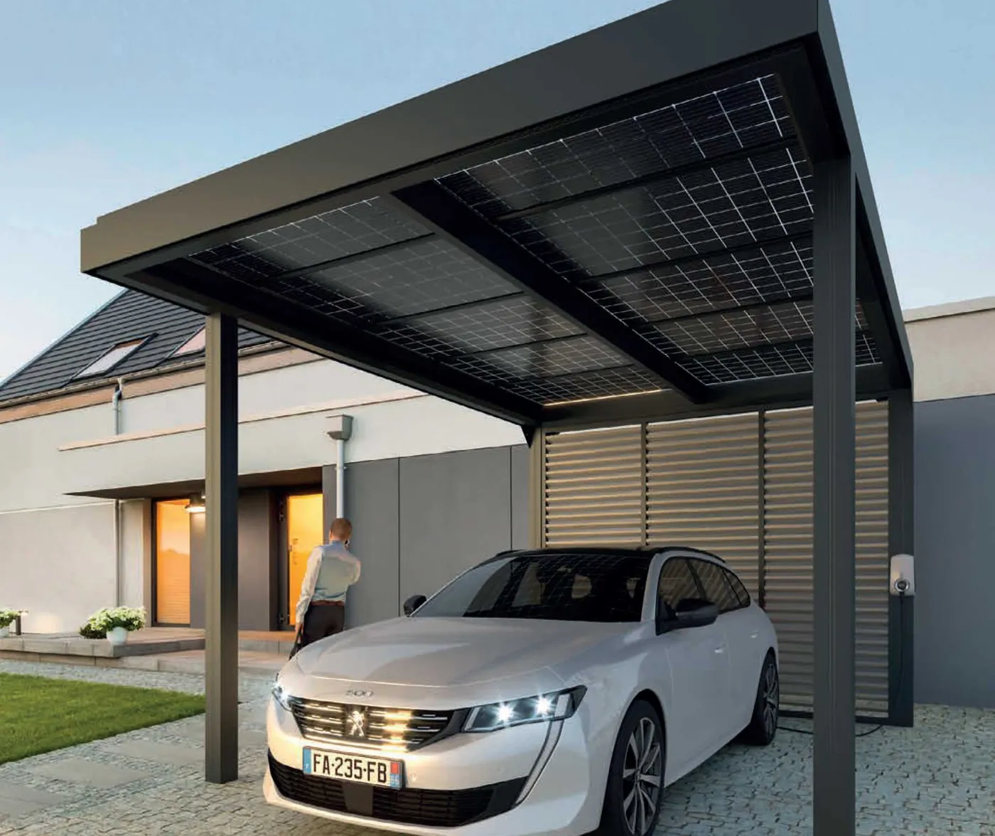 Carport solaire à panneaux photovoltaïques devant une maison, une voiture blanche garée