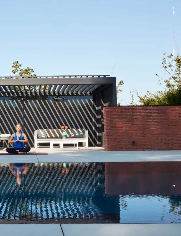 Pergola bioclimatique Brustor à lames orientables au bord d’une piscine