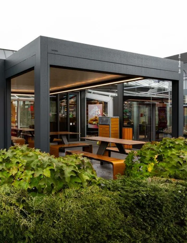 Pergola Brustor à toit fixe abritant un coin repas