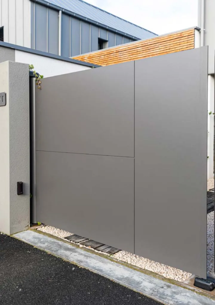 Portail aluminium devant une maison