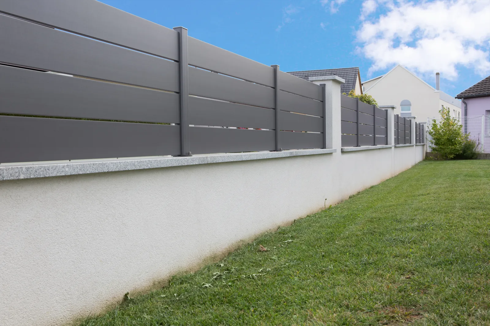 Clôture aluminium ajourée gris sablé assortie au portail