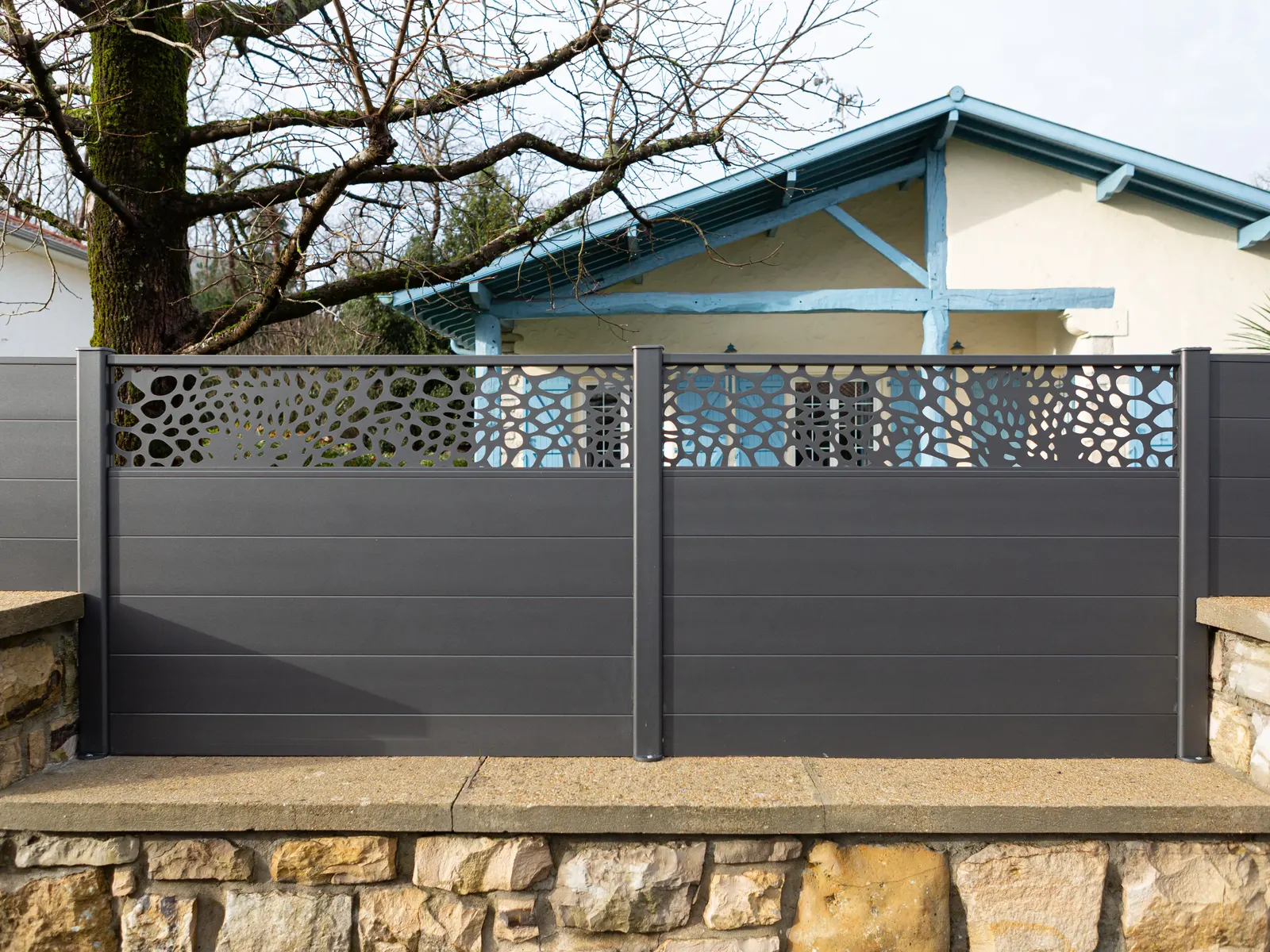 Clôture aluminium noir sablé avec bandeau décor galets découpé au laser