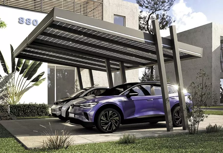 Carport solaire pour deux voitures devant une maison contemporaine