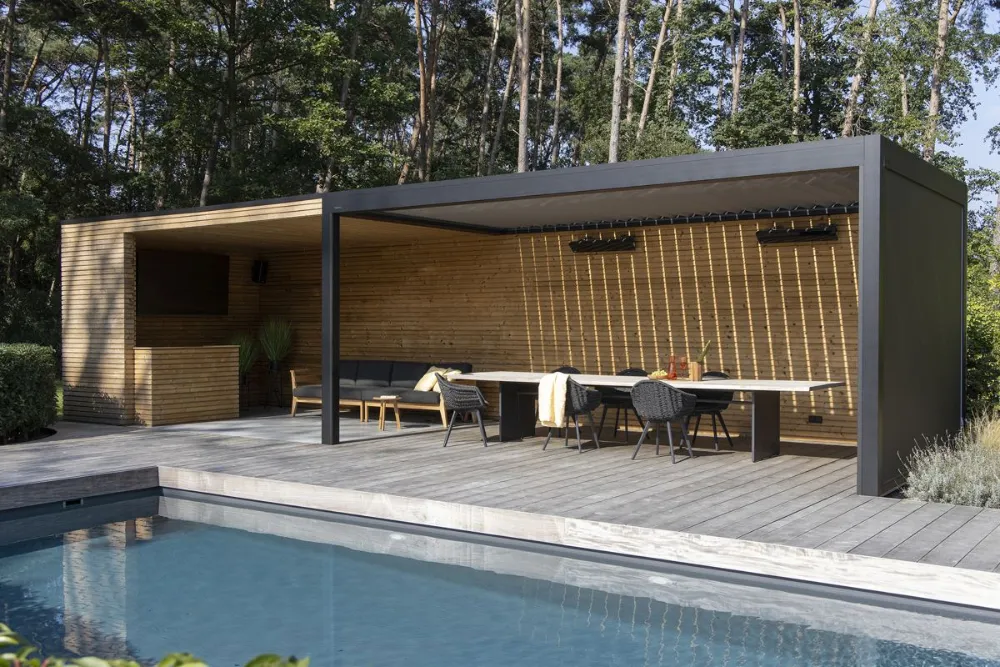 Pergola bioclimatique Brustor B250 XL avec coin repas près d'une piscine