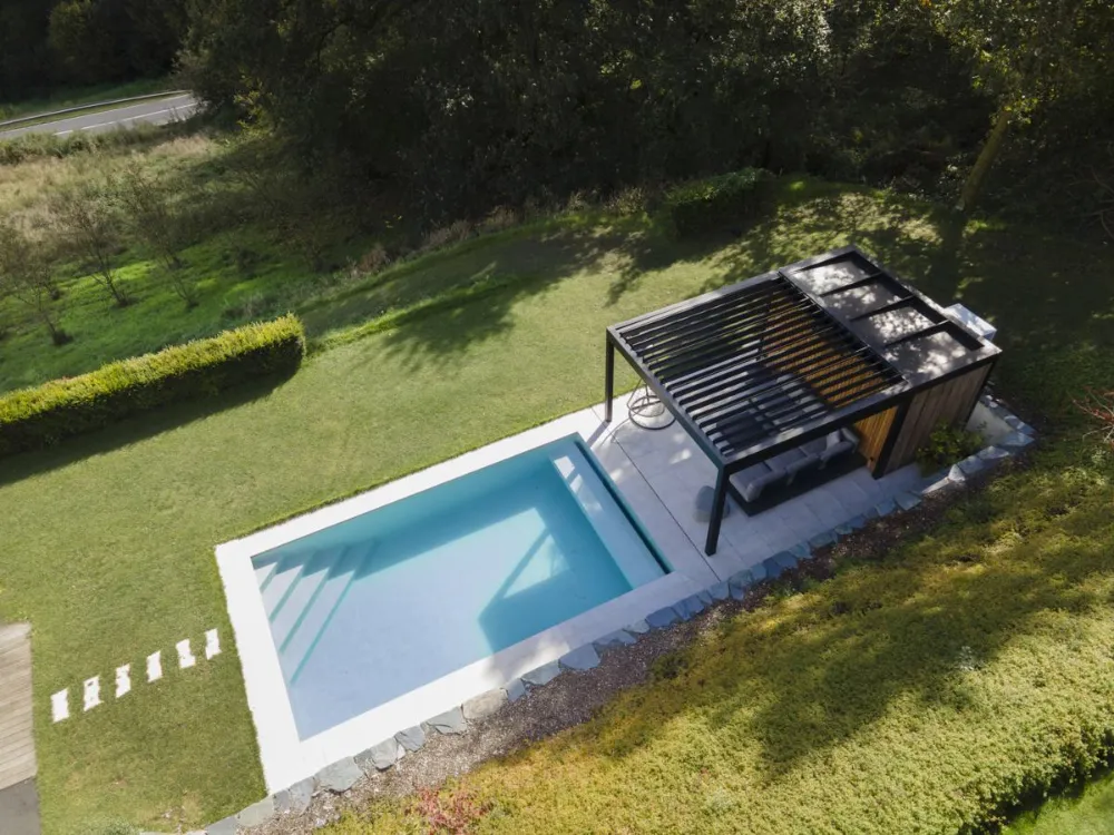 Pergola mixte Brustor B720 avec pool-house vue du ciel