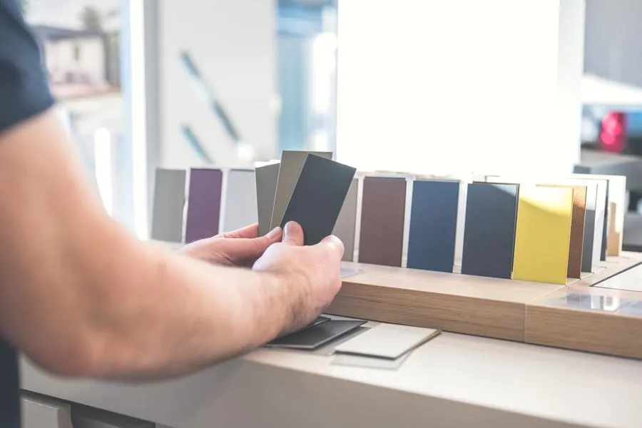 Échantillons de couleurs de menuiseries au showroom