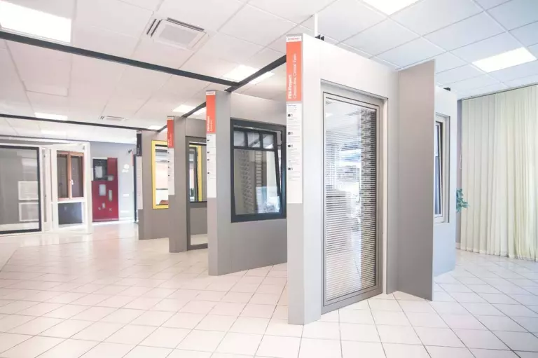 Showroom EXTEND à Lescure-d'Albigeois : fenêtres, baies et portes d'entrée Finstral exposées