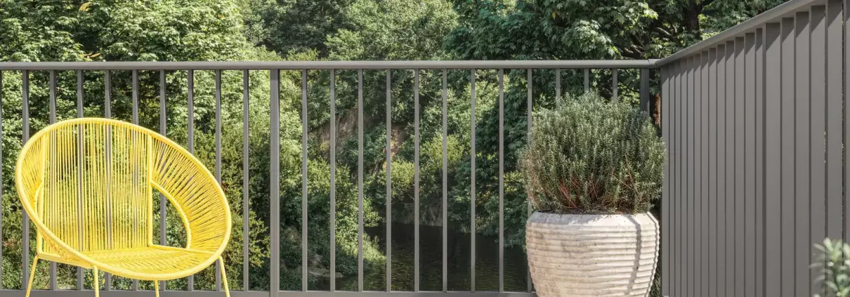 Garde-corps barreaudé aluminium gris terre d'ombre sur terrasse